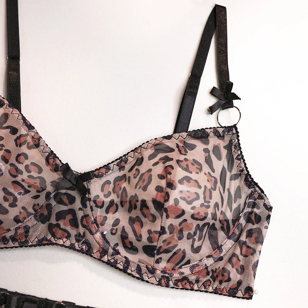 Ensemble de lingerie léopard avec un anneau décoratif à la taille.