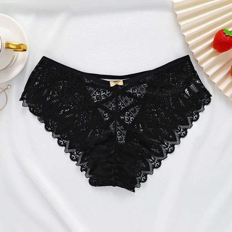 Culotte en dentelle à bretelles décoratives