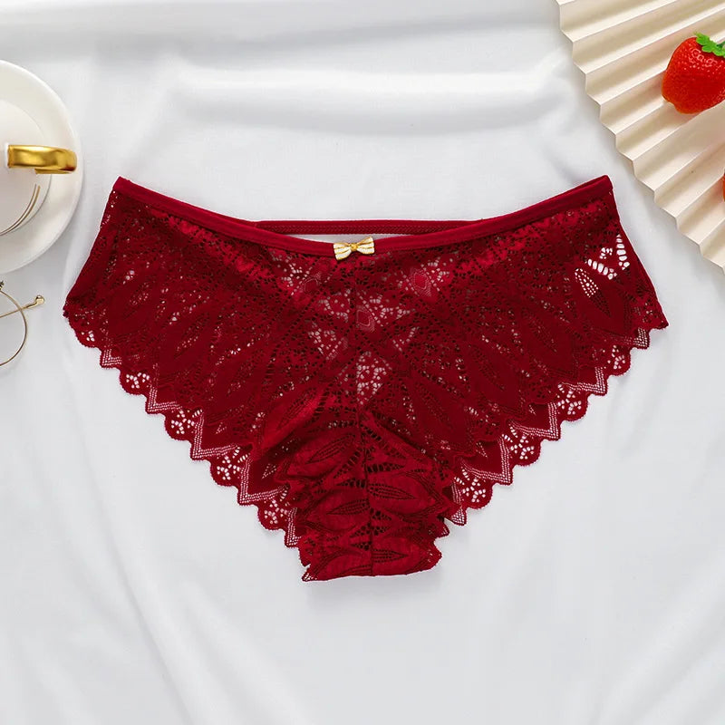 Culotte en dentelle à bretelles décoratives