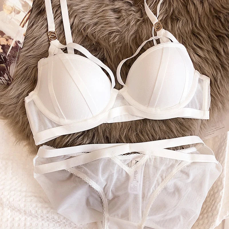 Ensemble de lingerie avec des sangles décoratives