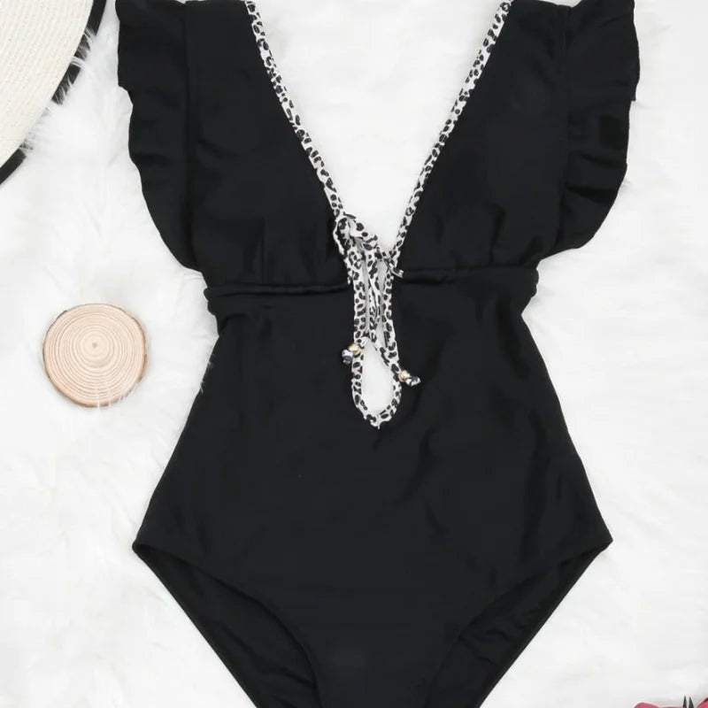 Maillot de bain une pièce décolleté plongeant et volants