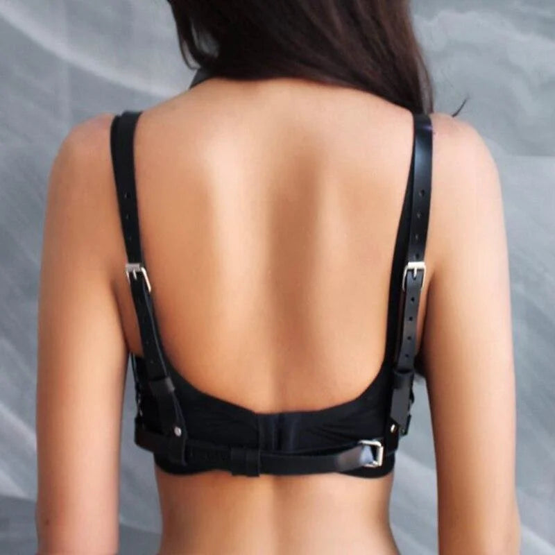 Noir Harnais avec une coupe soutien-gorge