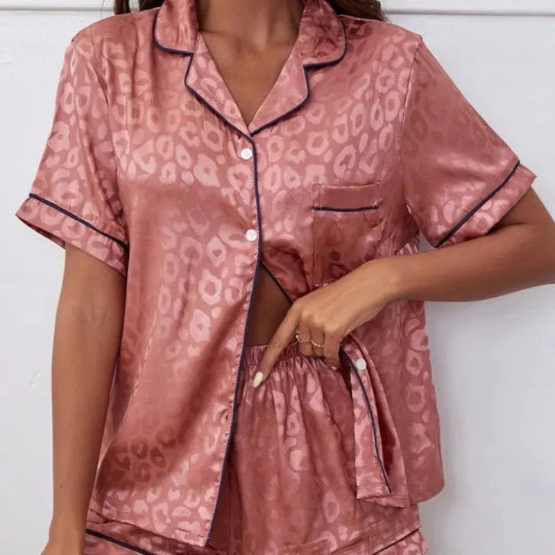 Rose Pyjama deux pièces en satin imprimé léopard