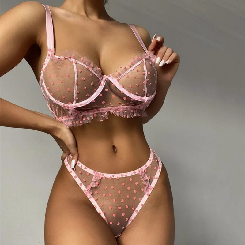 Rose Un ensemble de lingerie en dentelle avec des coeurs