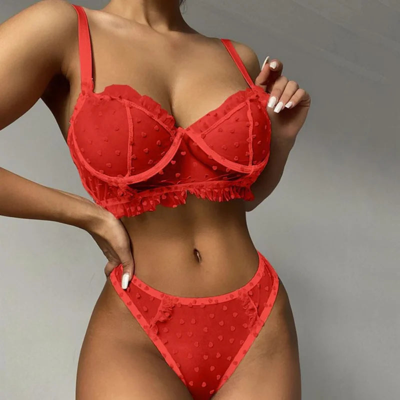 Rouge Un ensemble de lingerie en dentelle avec des coeurs