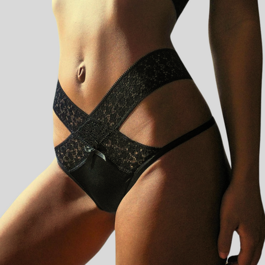 String en dentelle avec des bandes décoratives