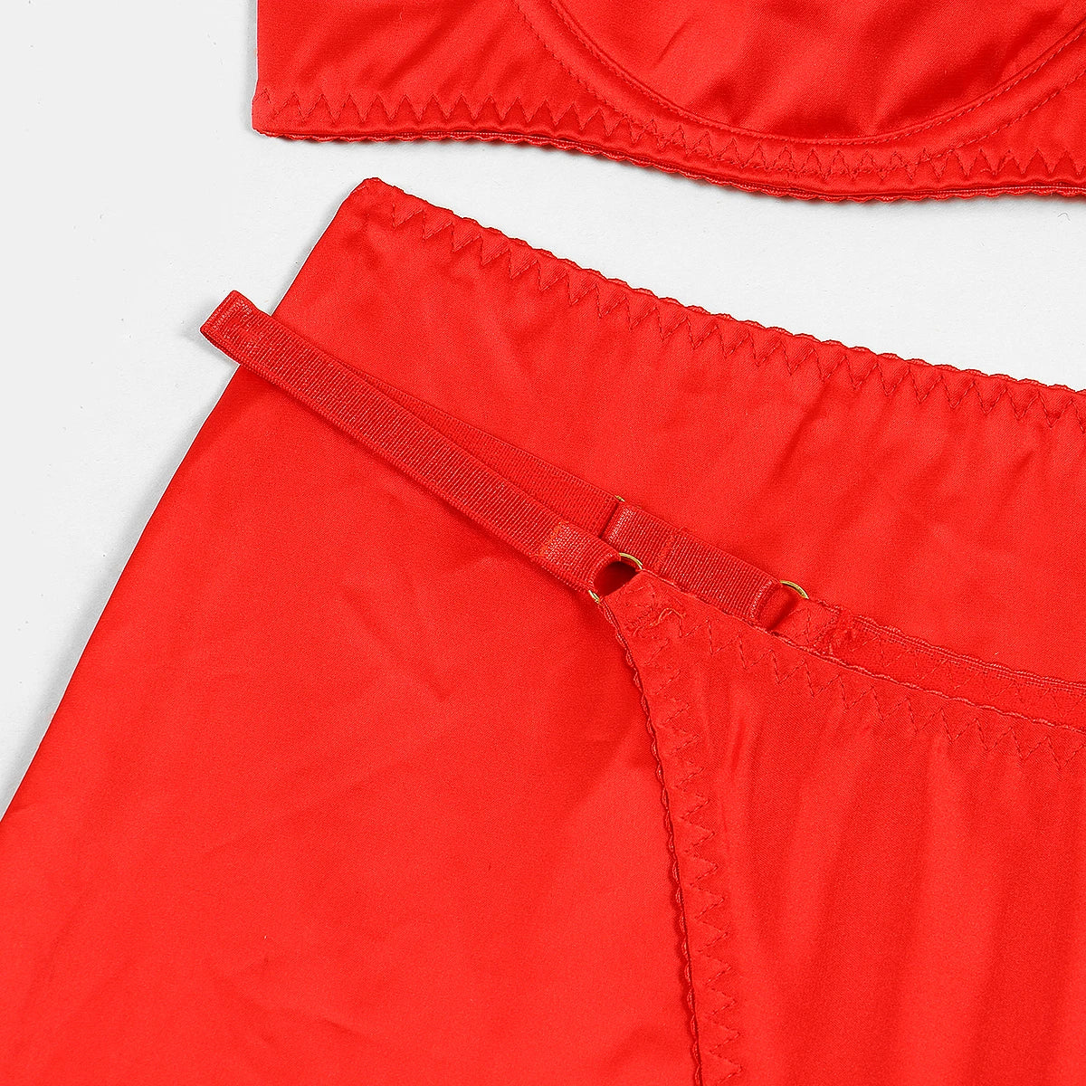 Ensemble de lingerie en satin avec des inserts en dentelle