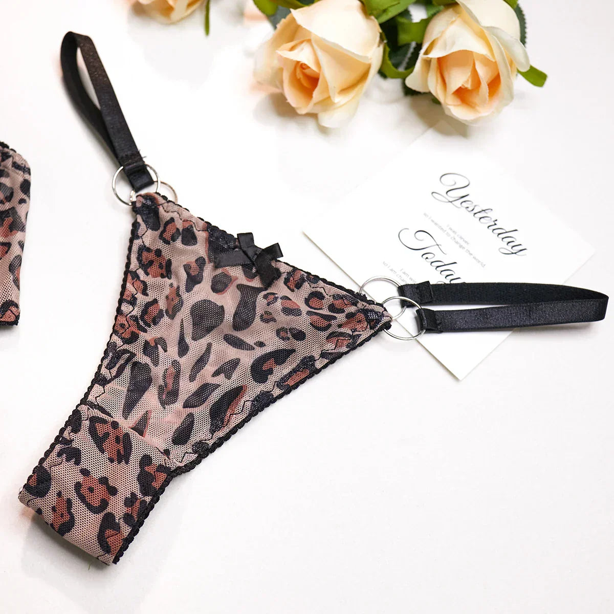 Ensemble de lingerie léopard avec un anneau décoratif à la taille.