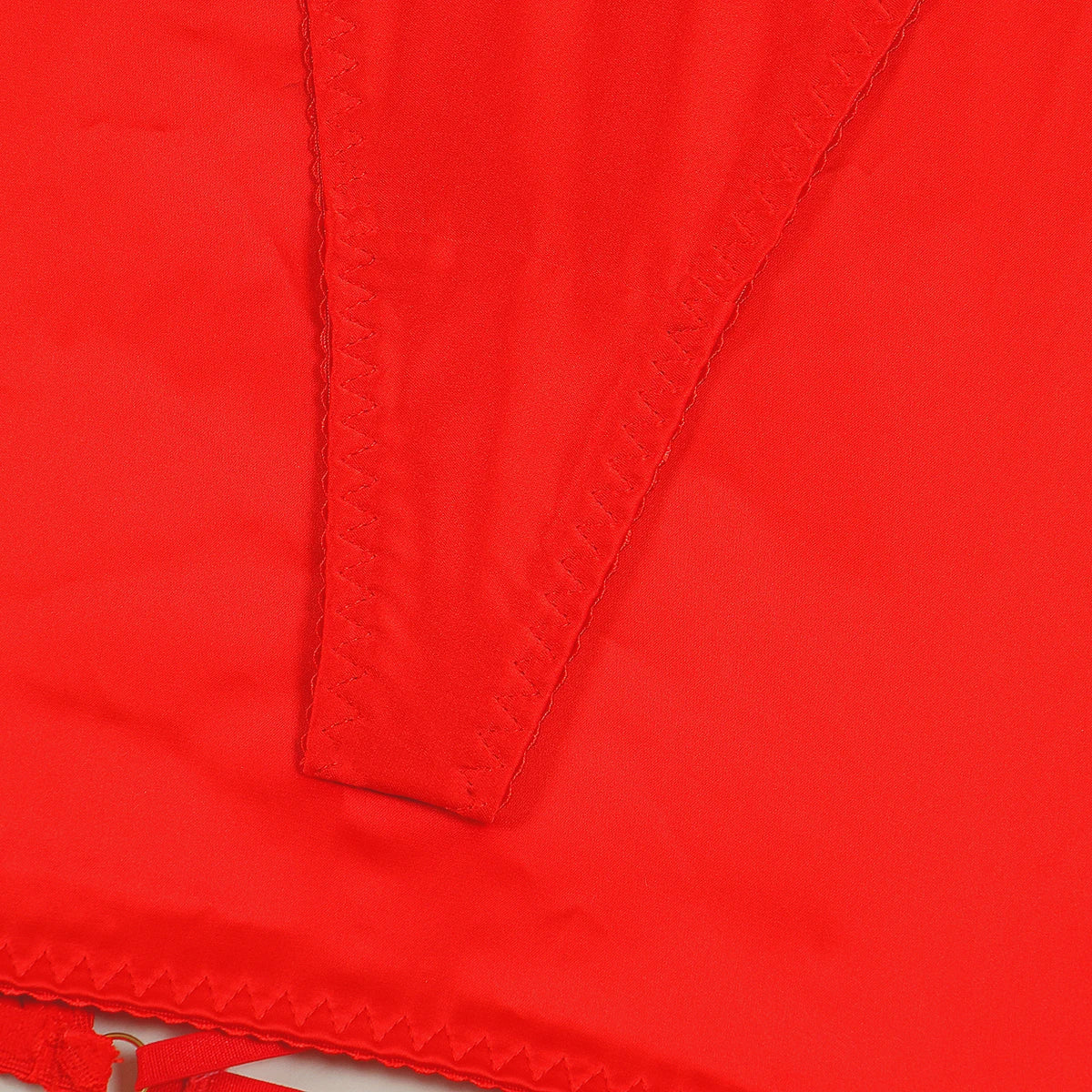 Ensemble de lingerie en satin avec des inserts en dentelle