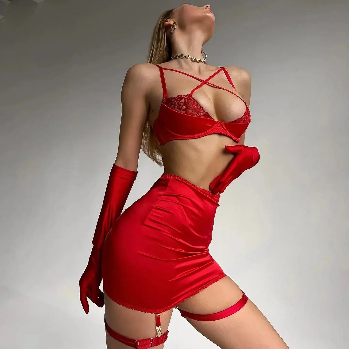 Ensemble de lingerie en satin avec des inserts en dentelle