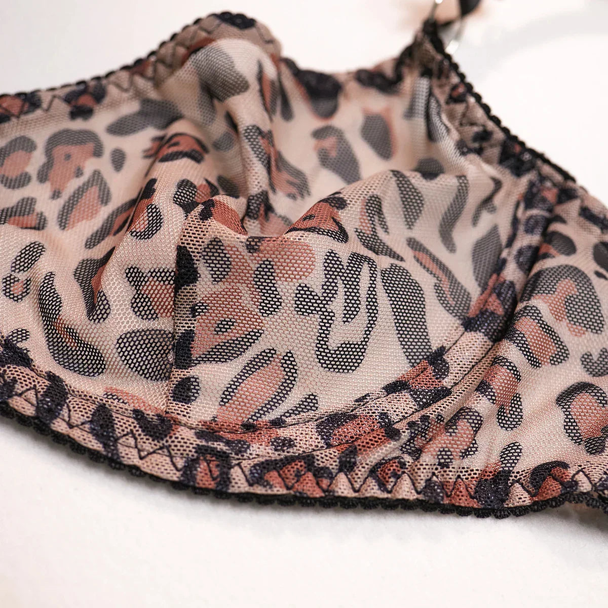 Ensemble de lingerie léopard avec un anneau décoratif à la taille.