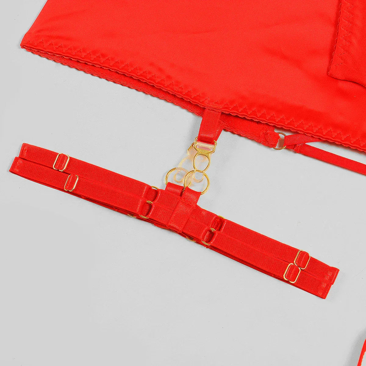 Ensemble de lingerie en satin avec des inserts en dentelle