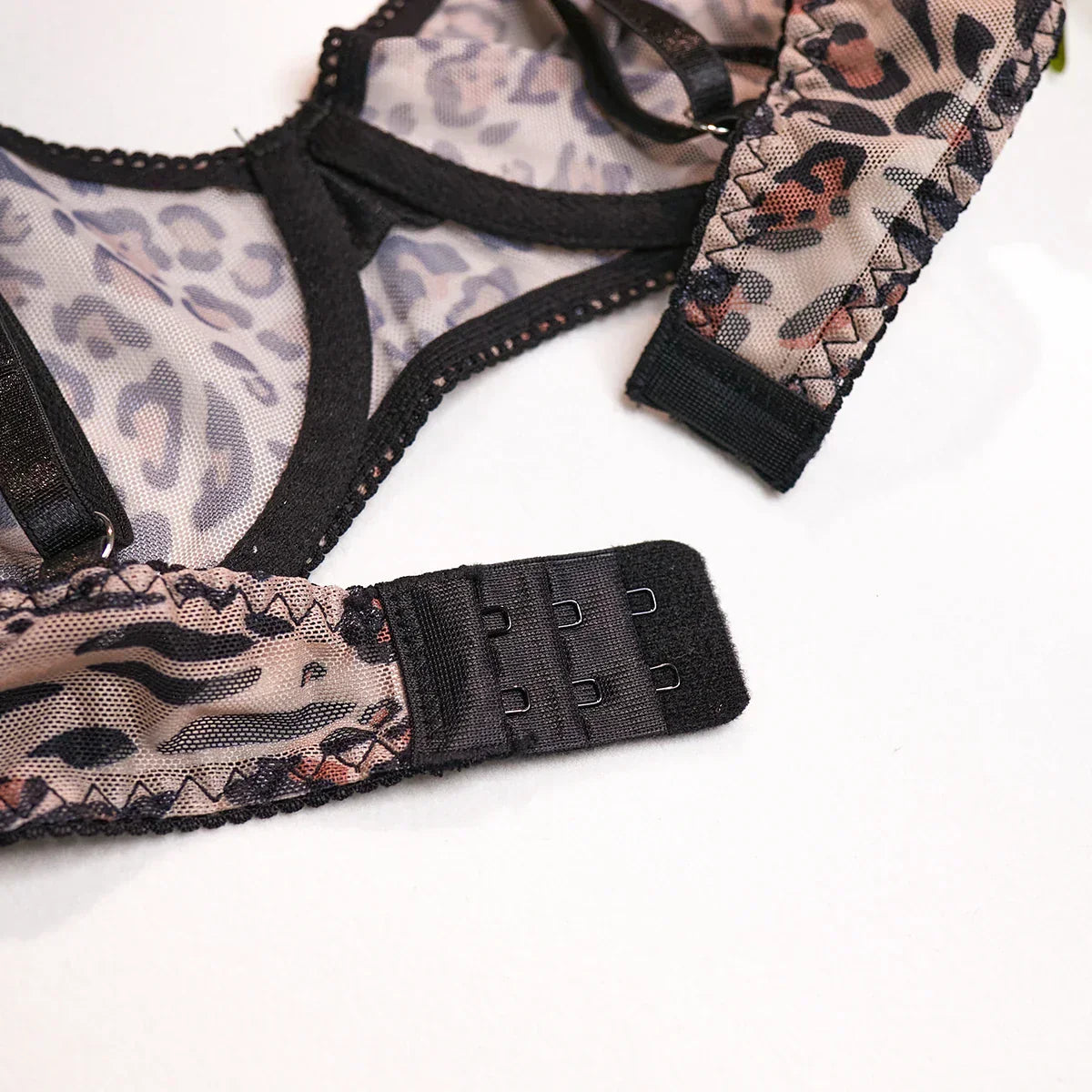 Ensemble de lingerie léopard avec un anneau décoratif à la taille.