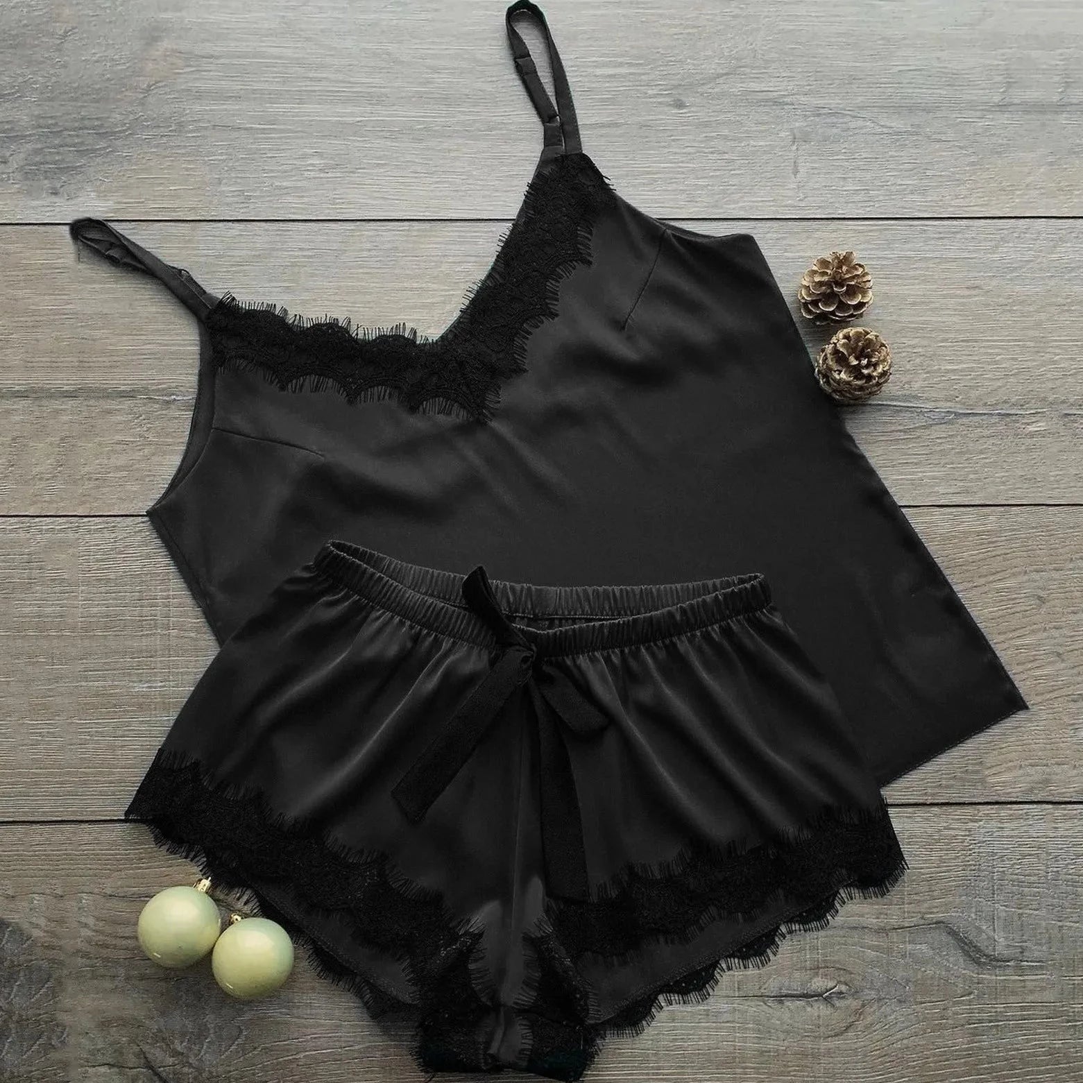 Noir Pyjama deux pièces en satin avec dentelle