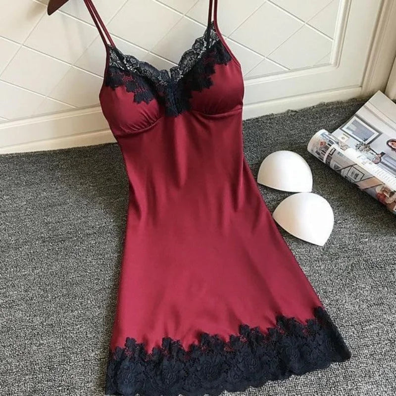 Rouge Chemise de nuit en satin avec dentelle