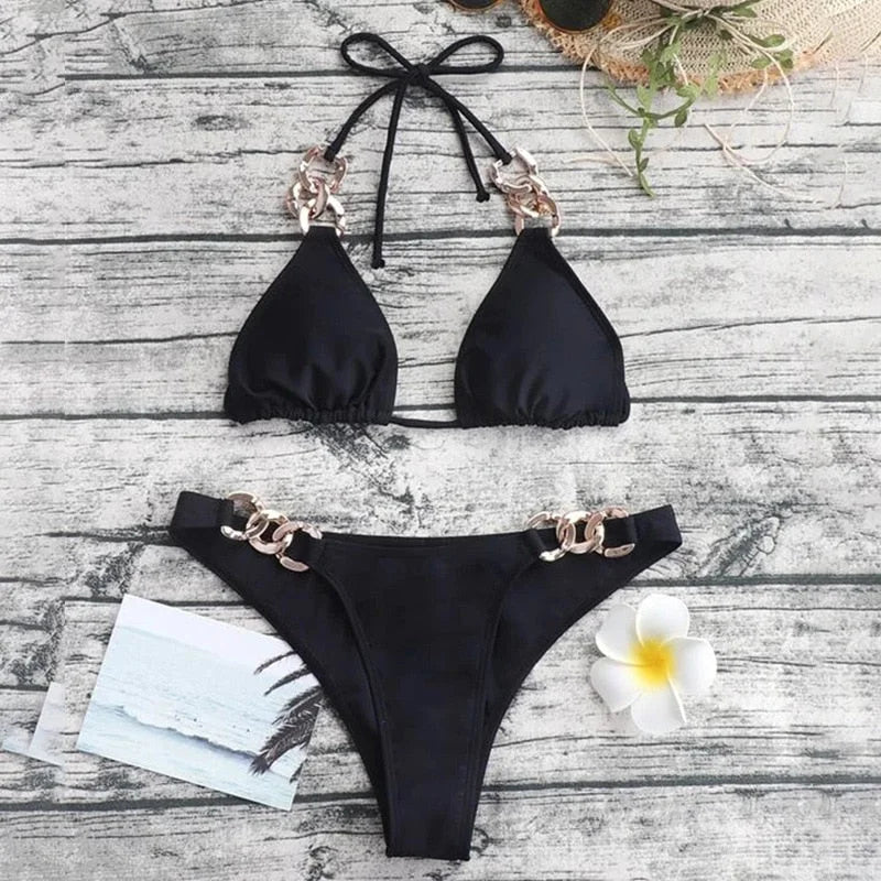  Un maillot de bain bikini deux pièces avec chaîne